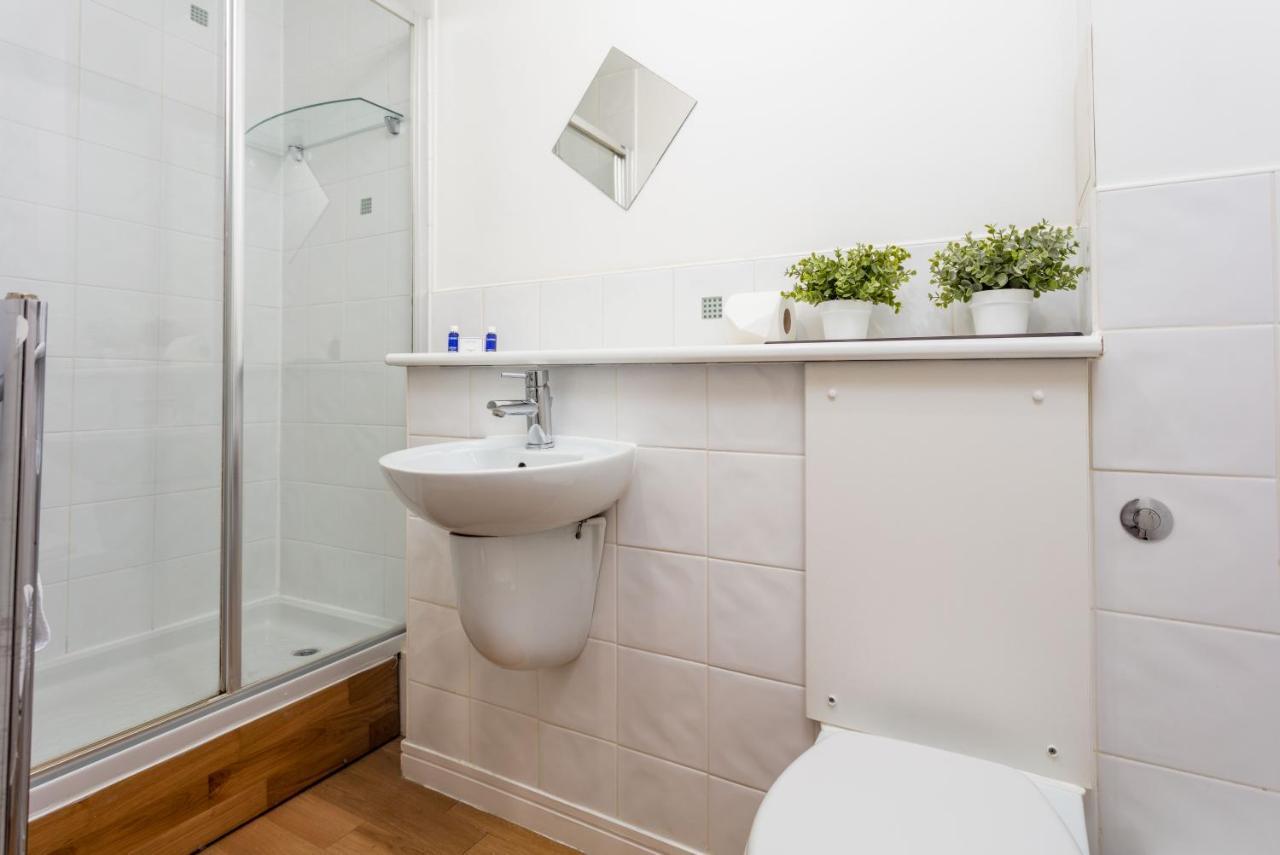 Walker Suite No53 - Donnini Apartments Kilmarnock Bagian luar foto