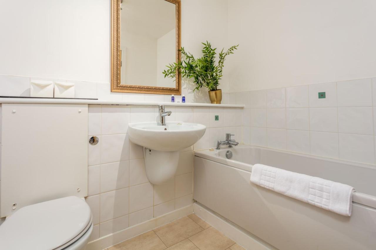 Walker Suite No53 - Donnini Apartments Kilmarnock Bagian luar foto